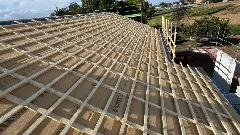 Dacharbeiten: neue Dachlattung auf einem Steildach