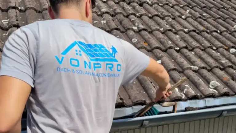 Dachrinnenreinigung durch einen VONPRO-Mitarbeiter