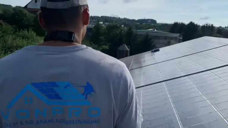 PV-Anlagenreinigung auf dem Dach durch VONPRO